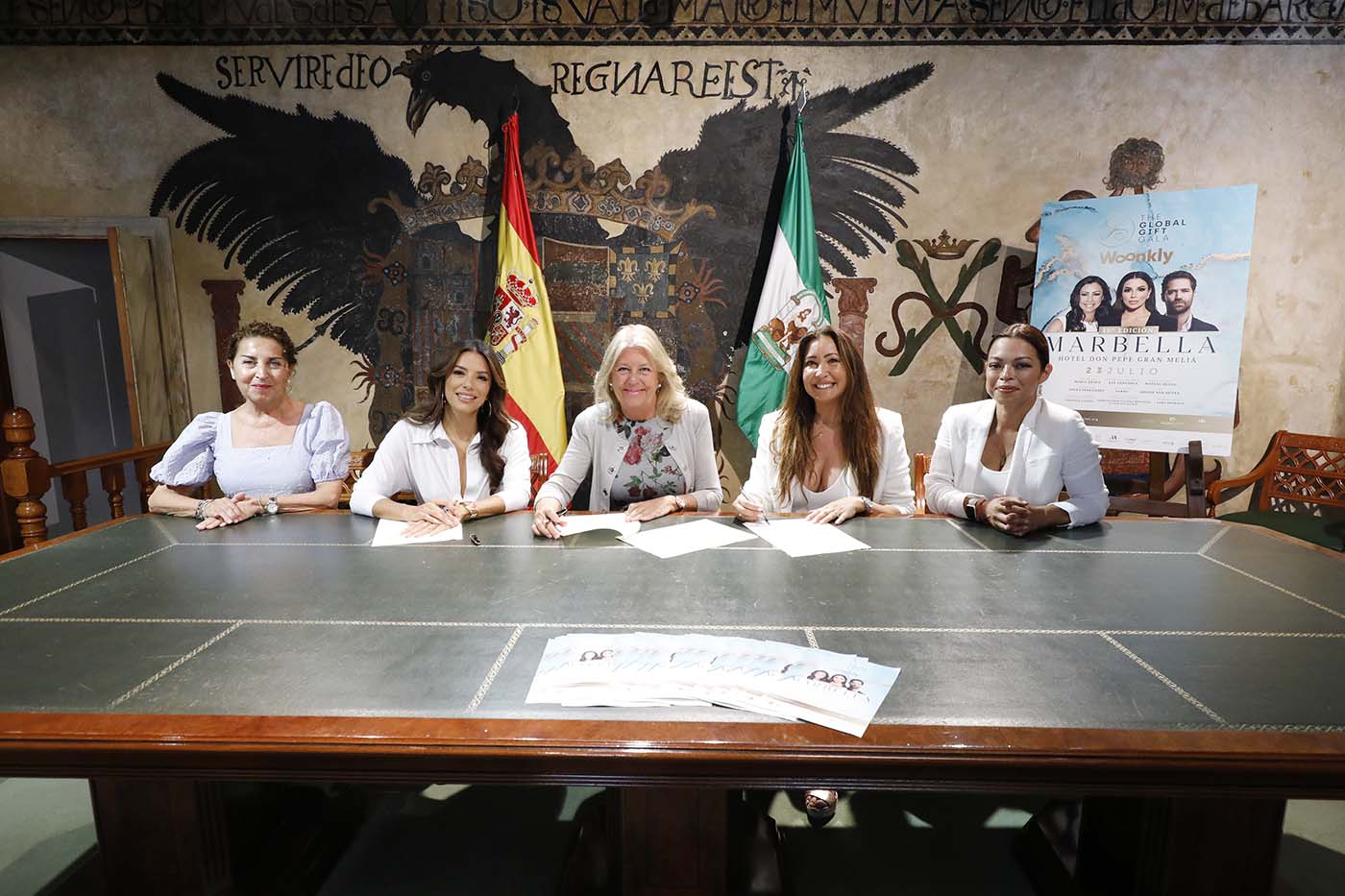 La alcaldesa firma un convenio con la Fundación Global Gift para respaldar su trabajo social en la ciudad y destaca la labor como embajadoras de Marbella de Eva Longoria y María Bravo